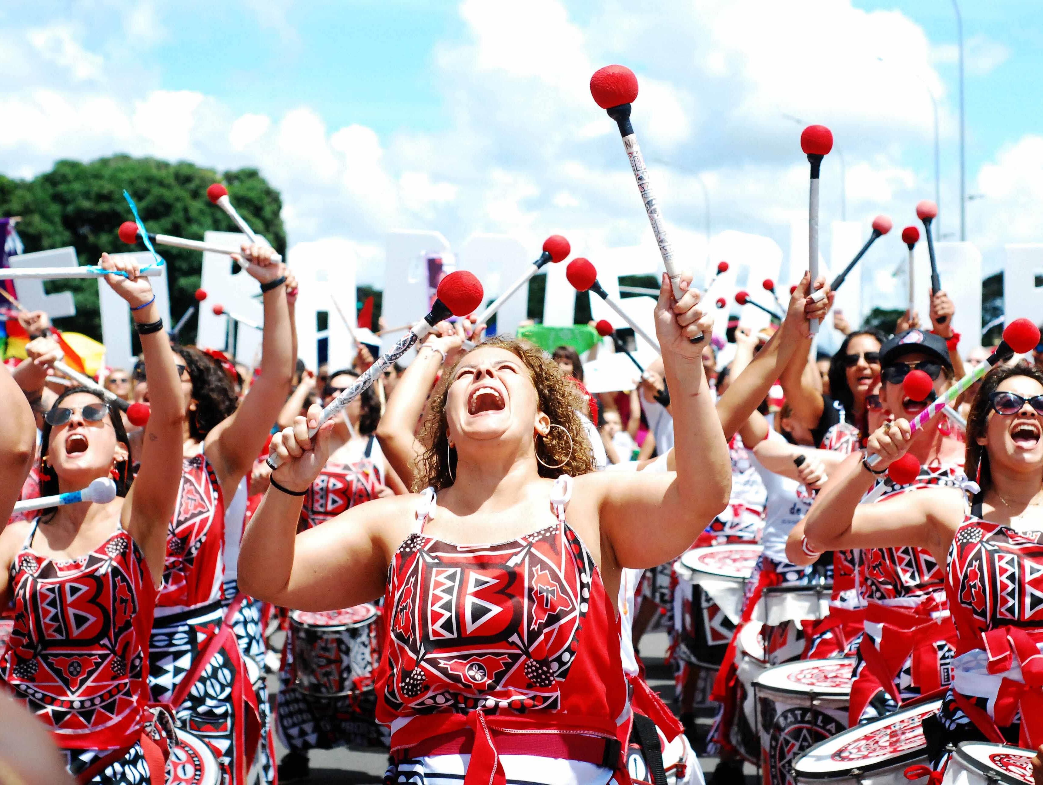 8 de março: veja fotos e vídeos da manifestação de mulheres em Brasília