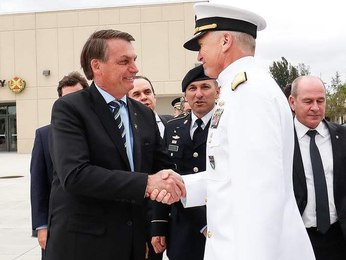 Bolsonaro assina acordo com militares americanos