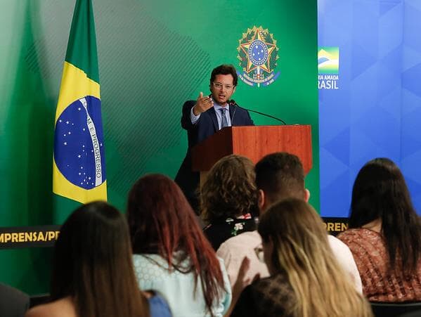 Oposição prepara notícia-crime e convocação do chefe da Secom