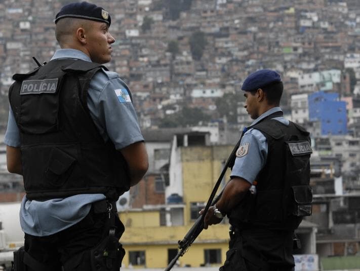 'Indulto de Bolsonaro a policiais favorece milícia', afirma policial civil