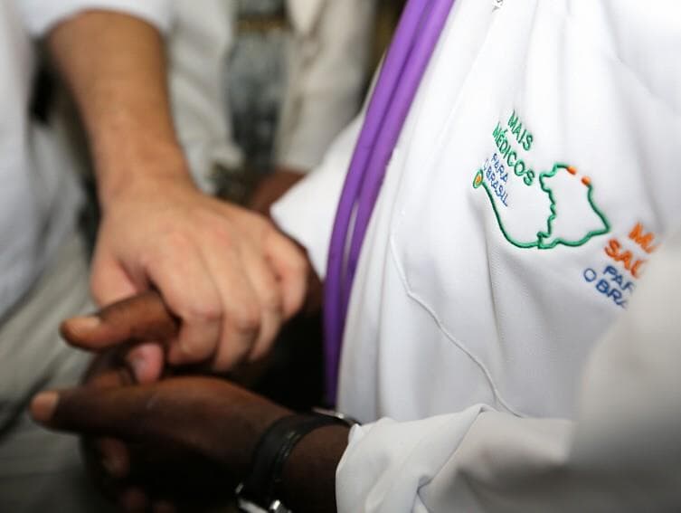 Novo Mais Médicos é aprovado na Câmara. Senado tem 24h para votar