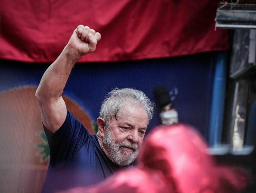 "Bolsonaro é cercado por milicianos", diz Lula ao The Guardian