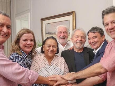 Lula é recebido por três dos quatro governadores do PT em Salvador