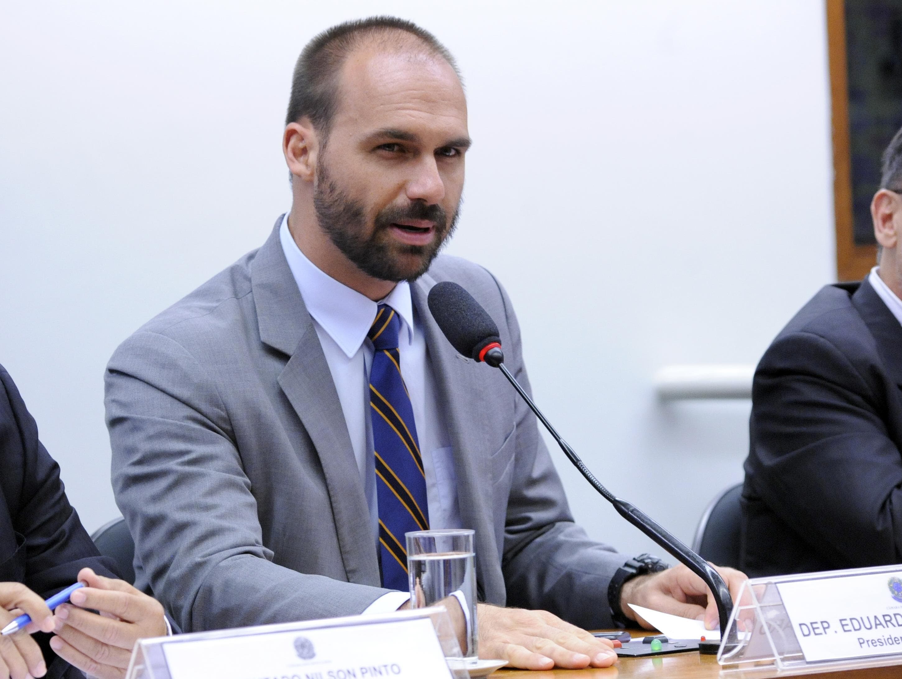 Eduardo Bolsonaro defende ação pró-Guaidó na embaixada da Venezuela em Brasília