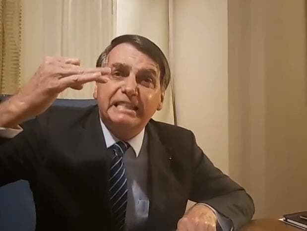 Bolsonaro proíbe governo de assinar Folha; veja outras investidas contra a imprensa