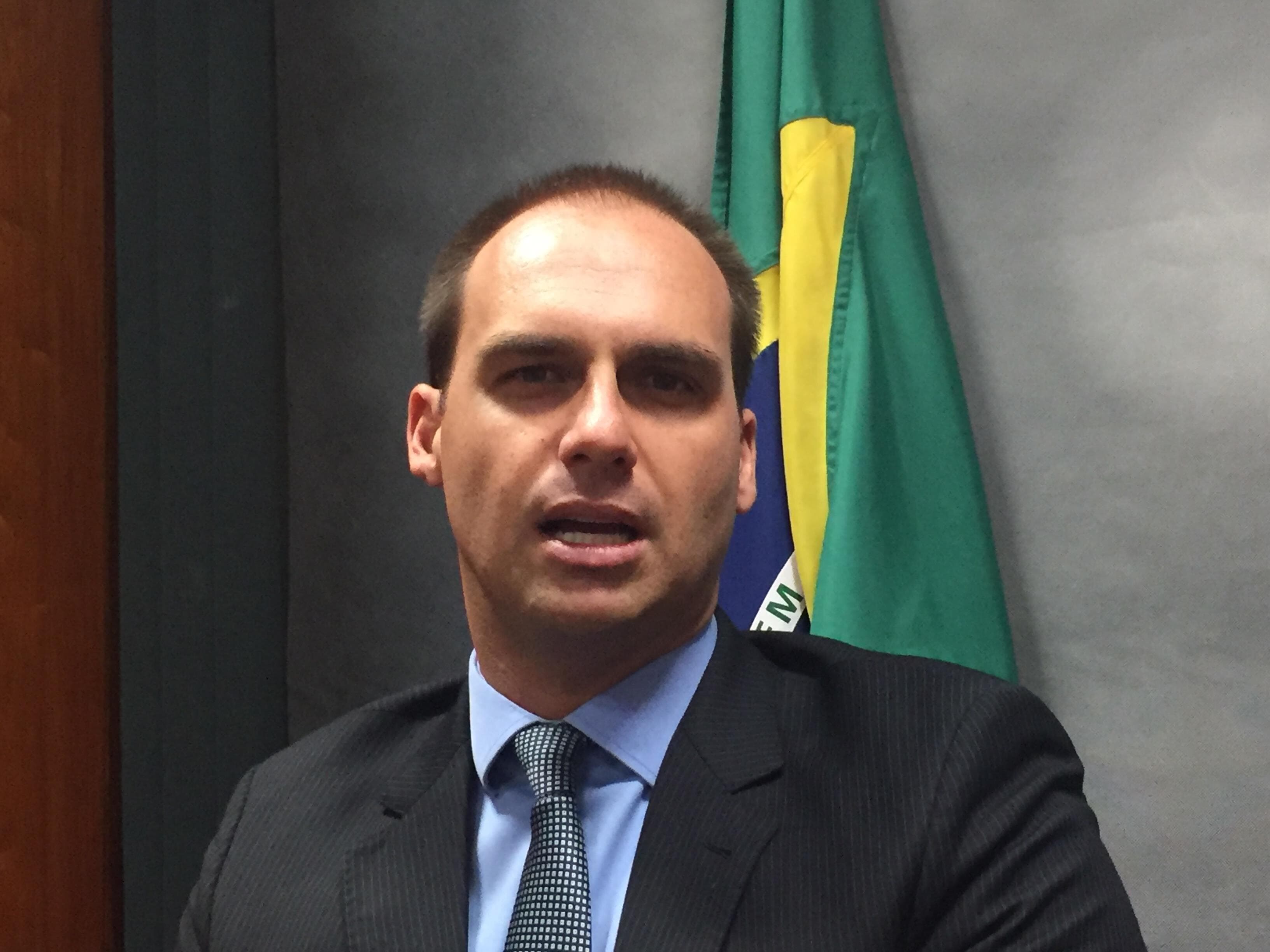 Eduardo Bolsonaro se retrata e nega volta do AI-5