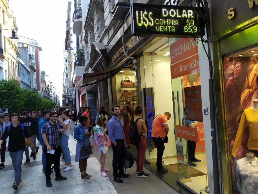 Após alta histórica, argentinos formam filas para comprar dólar antes das eleições