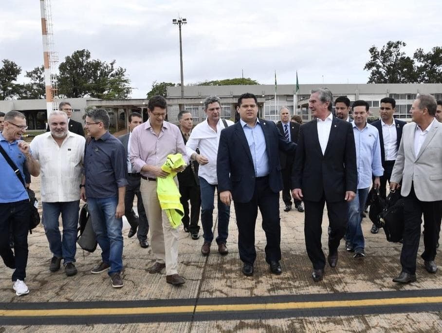 Alcolumbre promete recursos para limpeza das praias do Nordeste