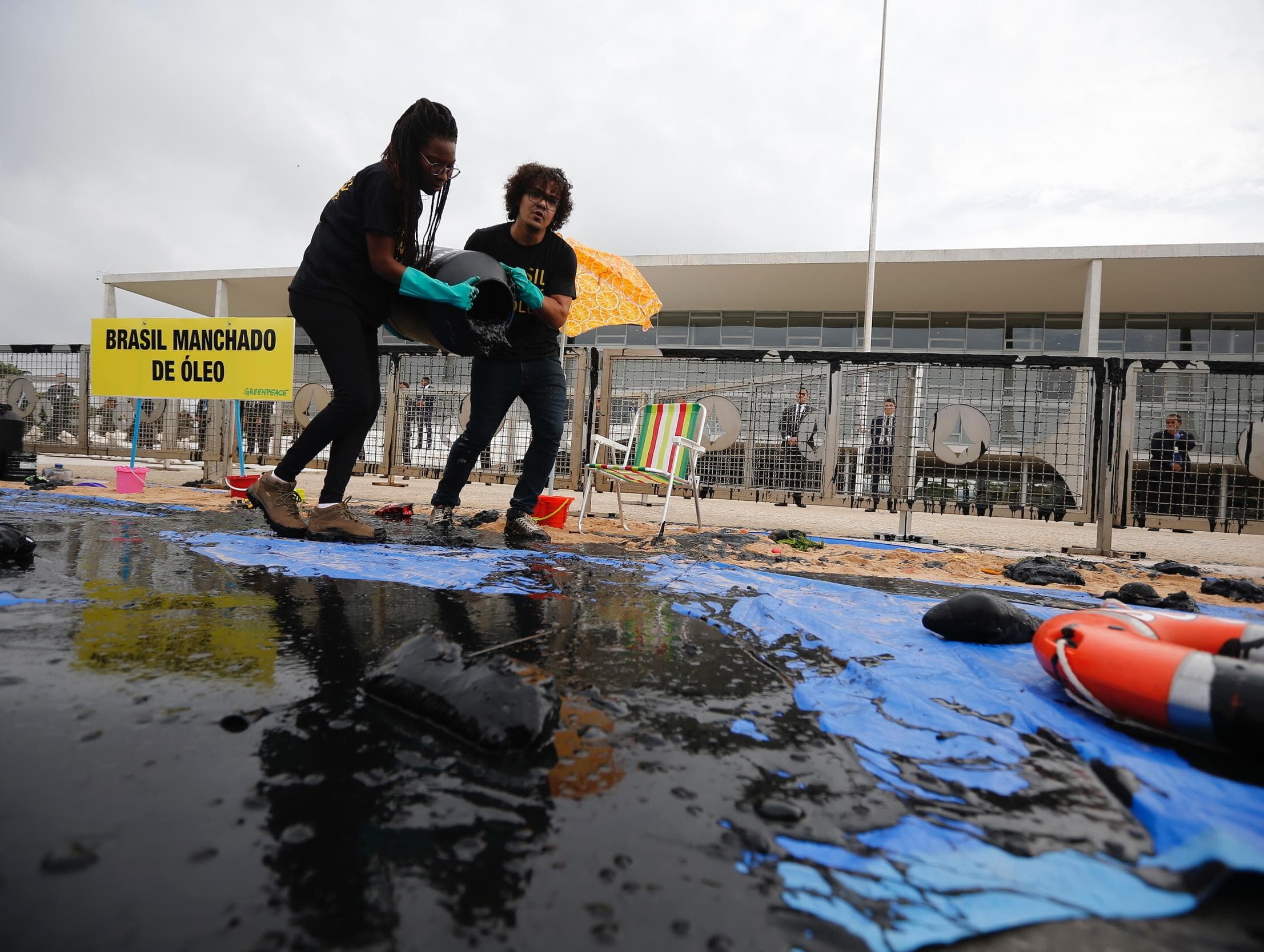 Manifestantes do Greenpeace são detidos após protesto na frente do Planalto