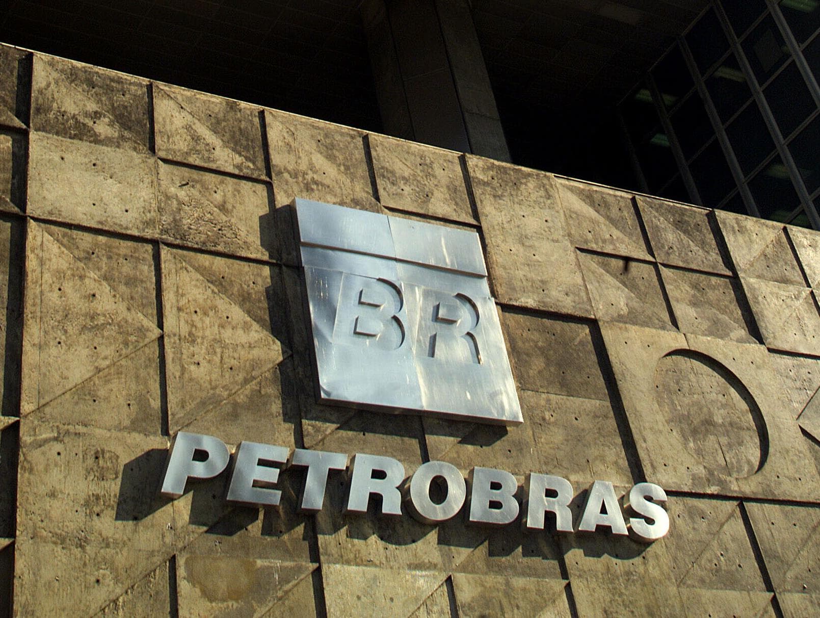 MPF entra com ação contra Transpetro e Petrobras por vazamento de petróleo em 2015