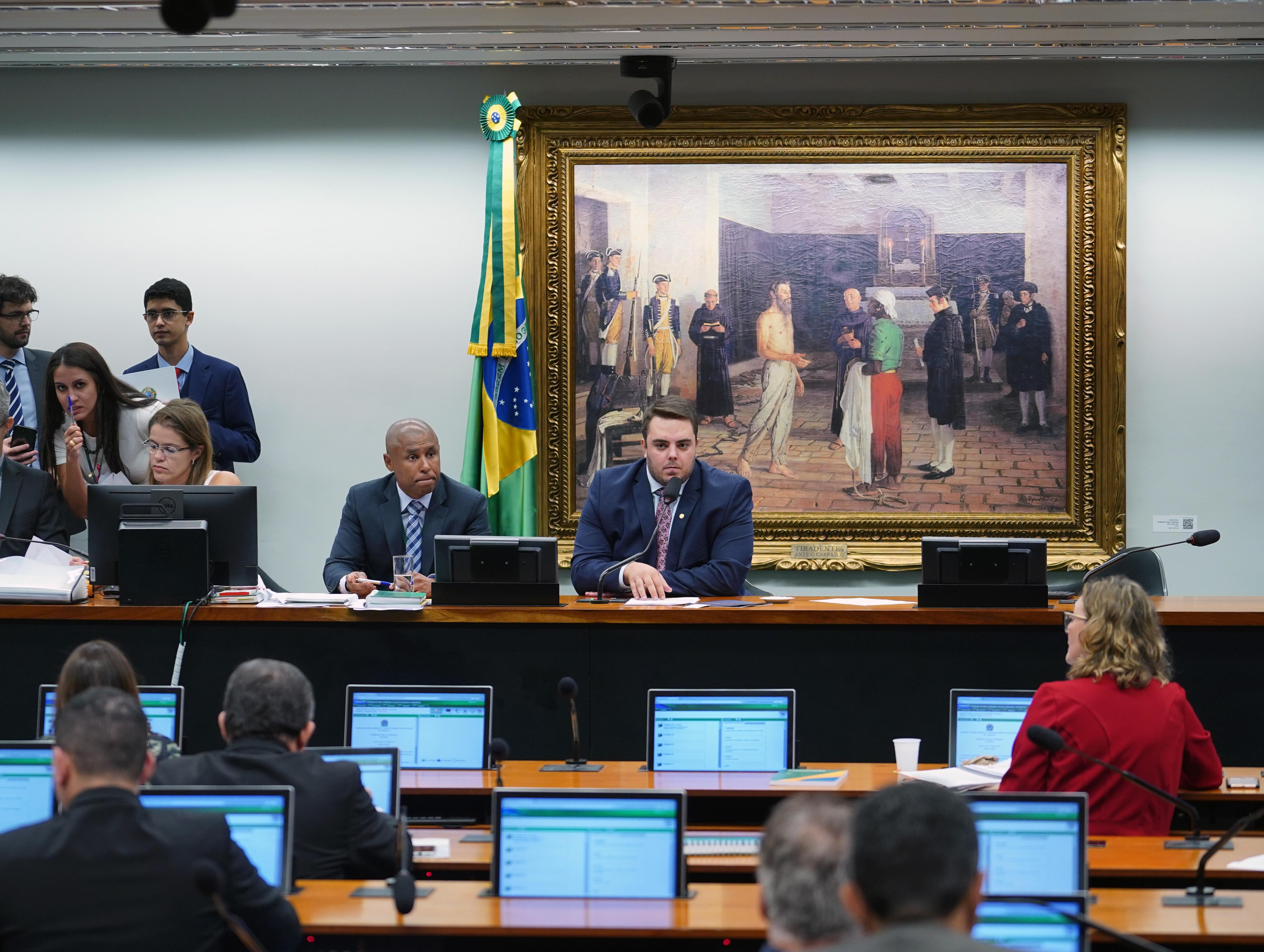 Sessão tumultuada marca votação da prisão em segunda instância na CCJ