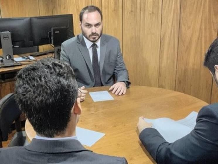 Carlos Bolsonaro e líder do PSL no Senado trocam ofensas duras no Twitter