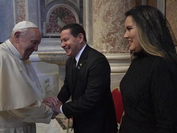 Mourão responde a papa Francisco que Pelé e Maradona são iguais