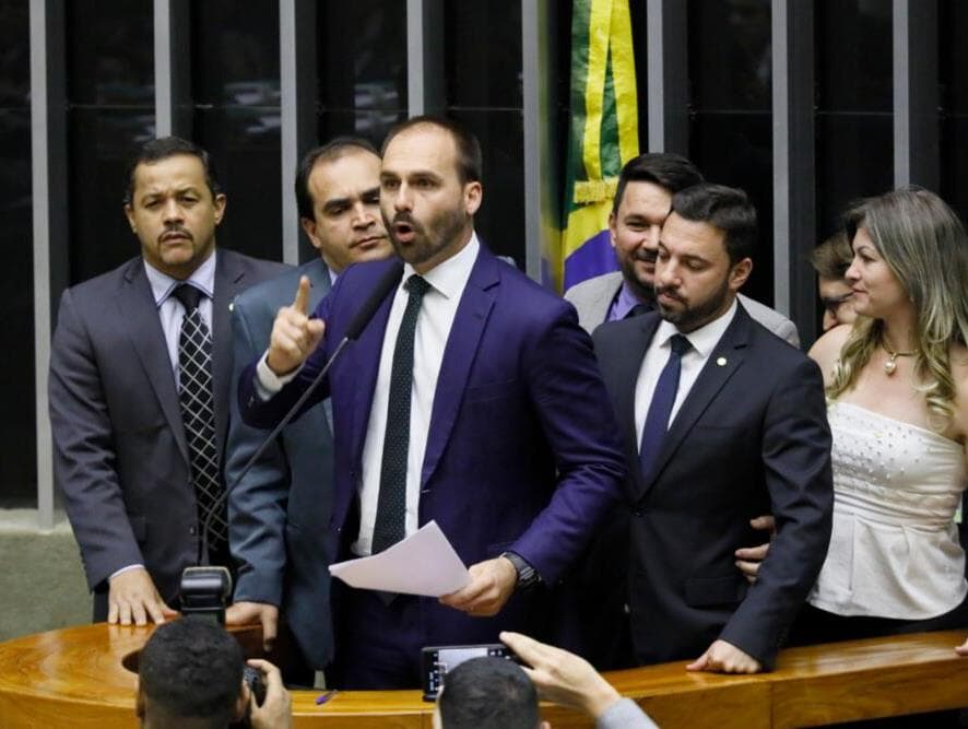 Eduardo Bolsonaro diz que vai processar Facebook e Instagram por post apagado sobre jornalistas da Época