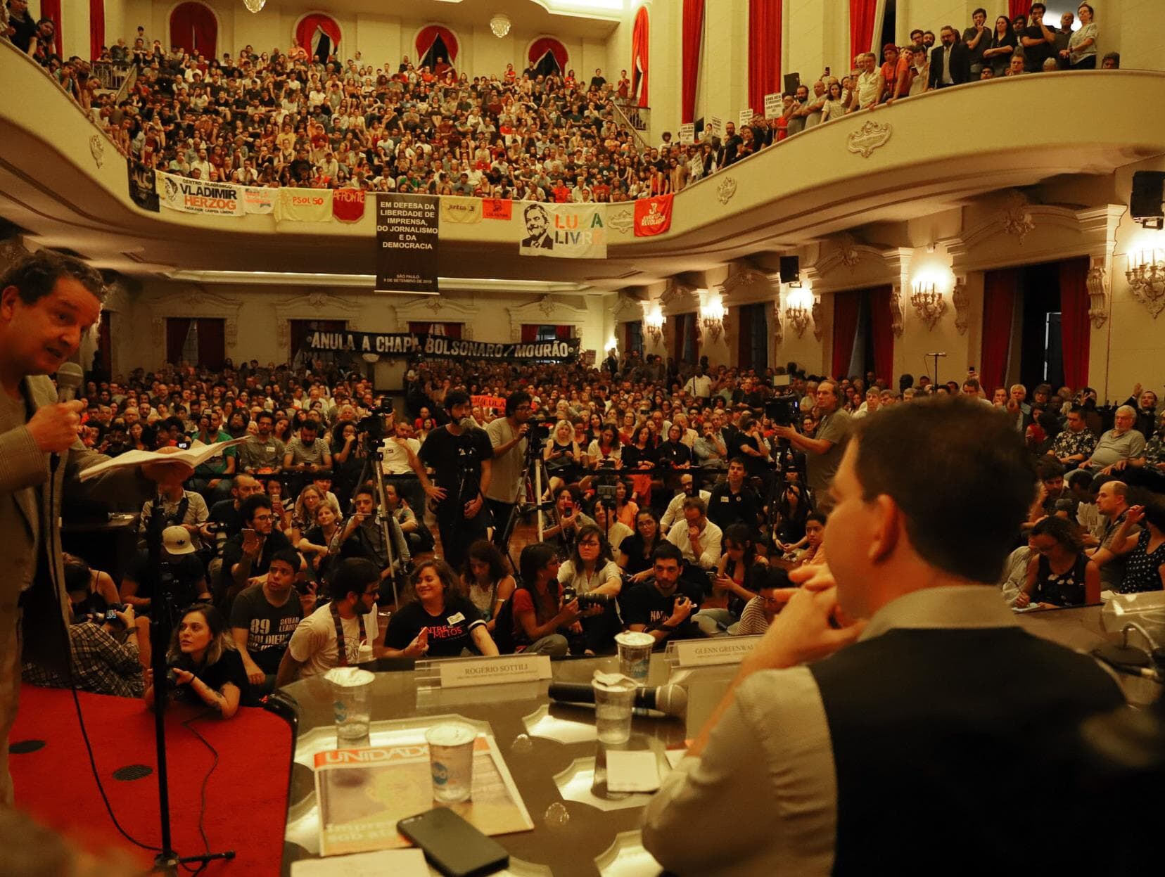 Ato em defesa da liberdade de imprensa reúne jornalistas, estudantes e políticos em SP