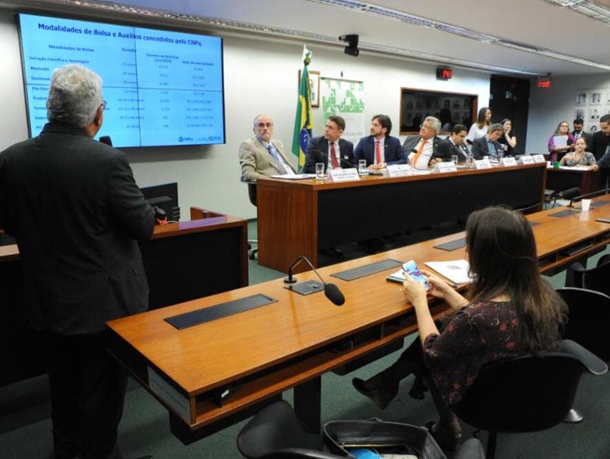 Ao vivo: deputados debatem situação do CNPq e financiamento de pesquisas no Brasil