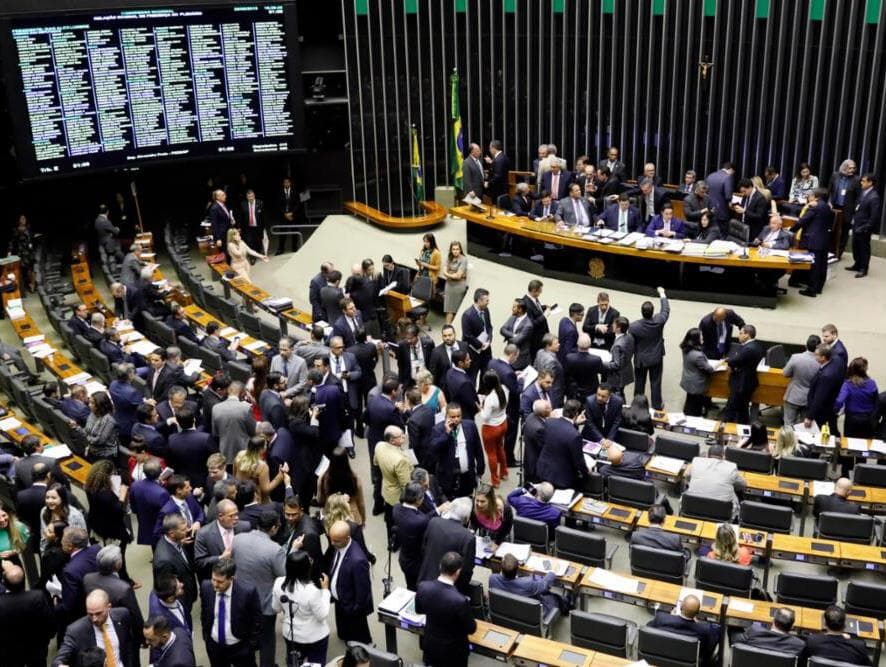 Congresso derruba veto e impõe pena ao crime de fake news