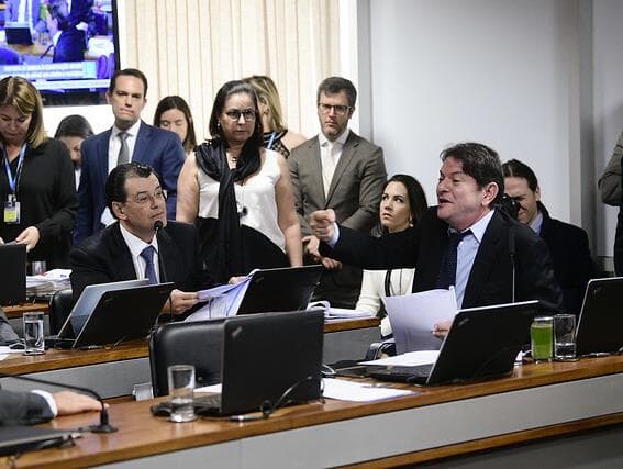 Senado restringe uso de dinheiro do pré-sal a investimentos e Previdência