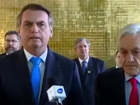 "Macron é de esquerda e eu de centro-direita", diz Bolsonaro sobre crise com francês