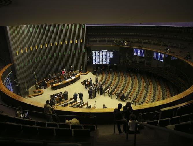 Novo lidera protesto e abaixo-assinado contra fundo eleitoral de R$ 3,7 bilhões