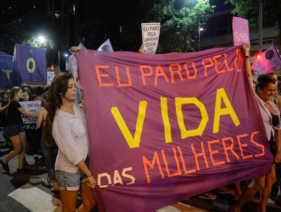 Indígenas, mulheres e professores protestam contra governo Bolsonaro