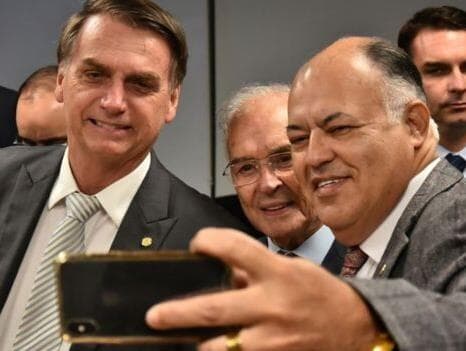 Aliado de Bolsonaro divulga fake news sobre Glenn Greenwald