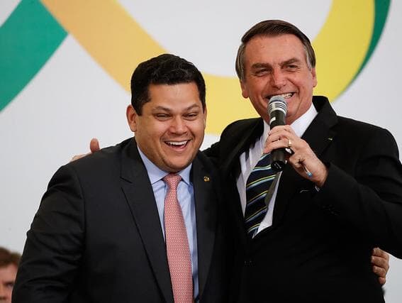 Eduardo será aprovado pelo Senado, diz Bolsonaro