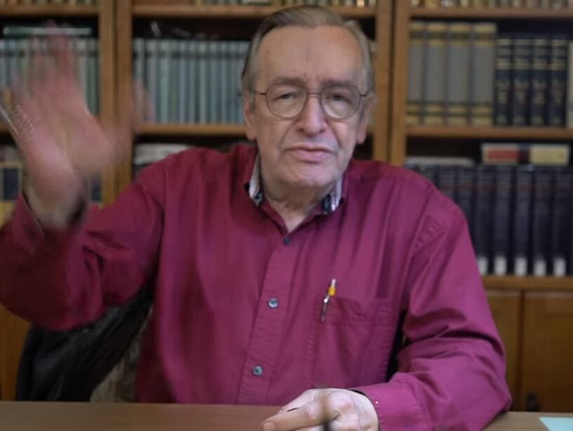 Olavo de Carvalho pede que Eduardo fique no Brasil. Ele rebate