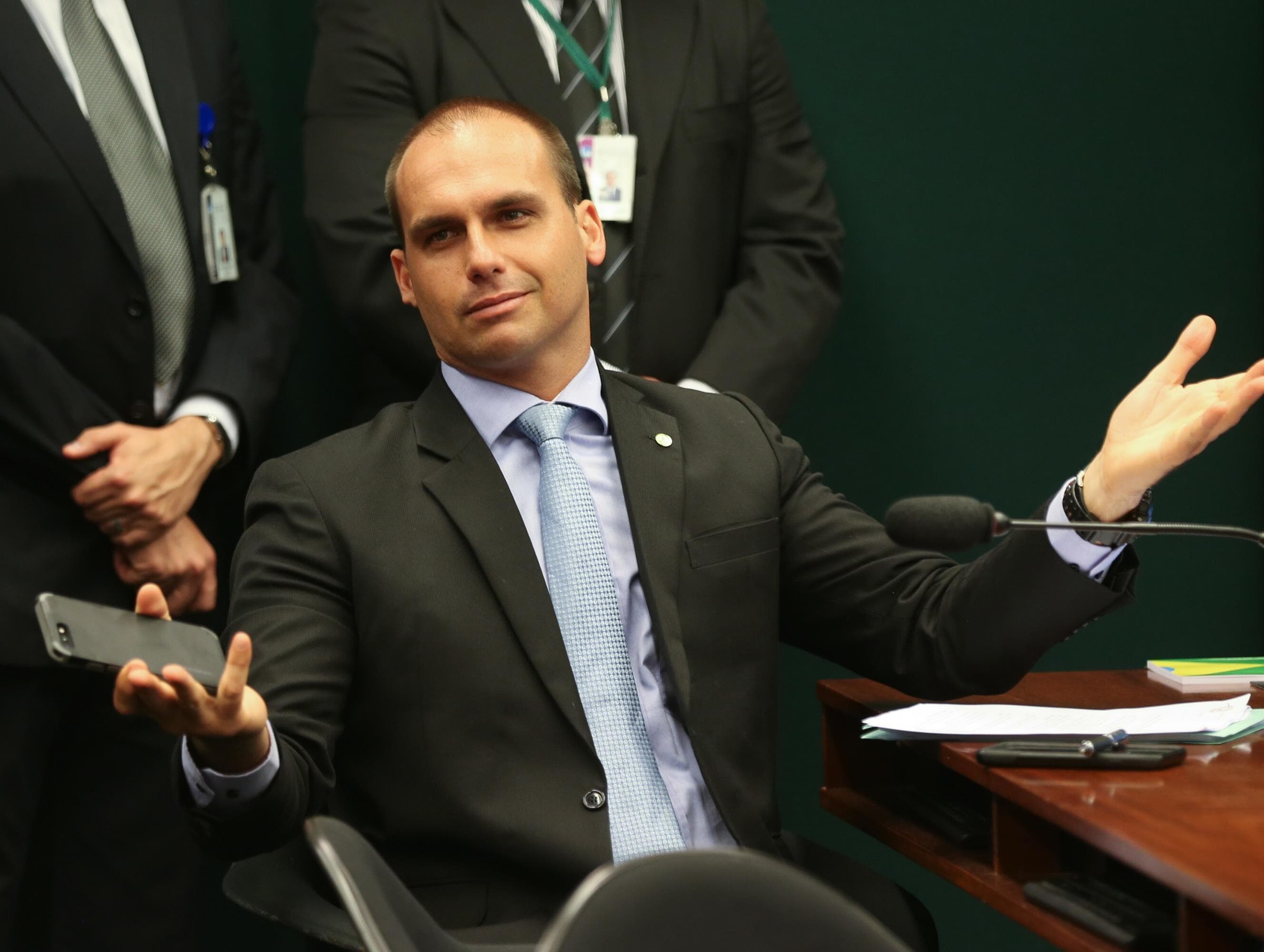 Eduardo Bolsonaro ironiza deputada ameaçada de morte