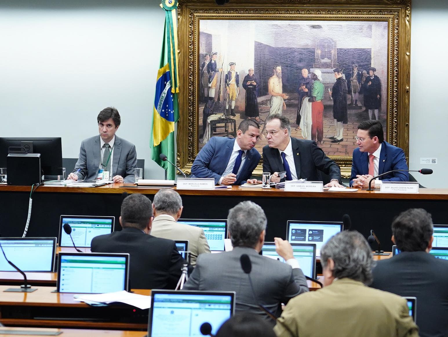 Reforma da Previdência será votada mesmo sem apoio de governadores, diz Maia