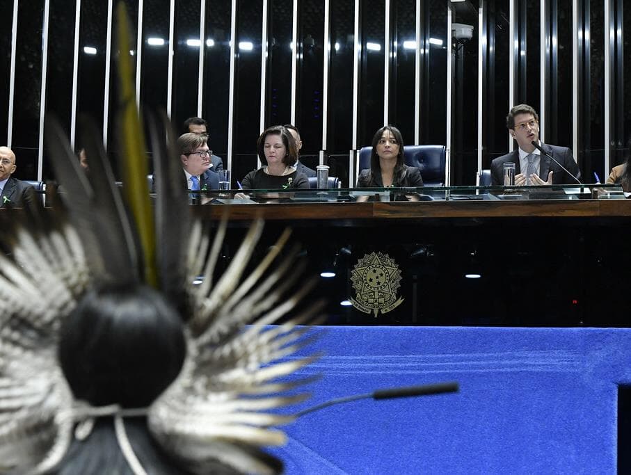 Ministro do Meio Ambiente é vaiado no Senado, deixa o plenário e é chamado de fujão