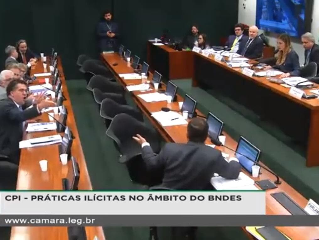 Deputados do PT e do PSL batem boca em depoimento de Mantega na CPI do BNDES