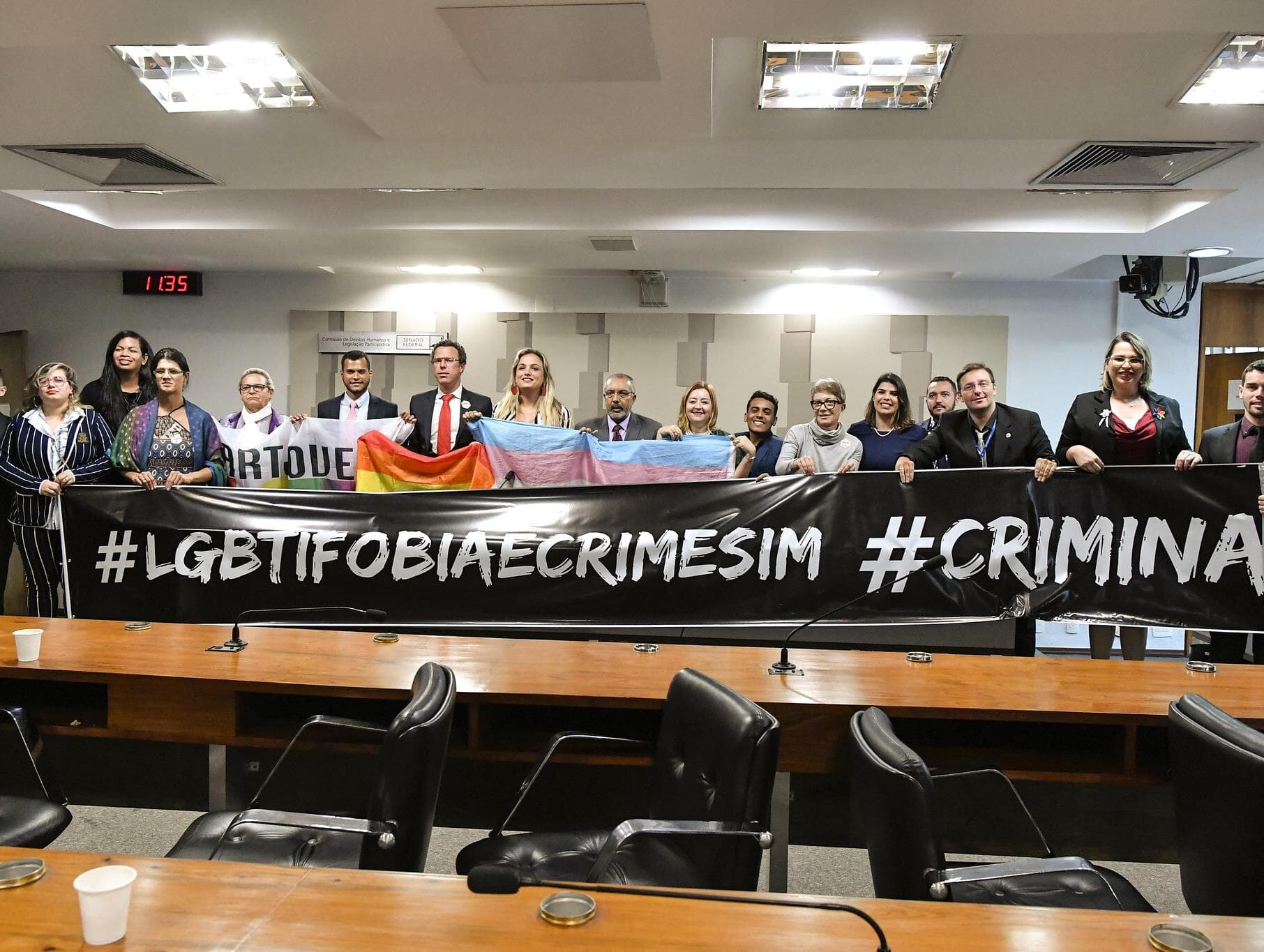 Senado aprova projeto que criminaliza homofobia