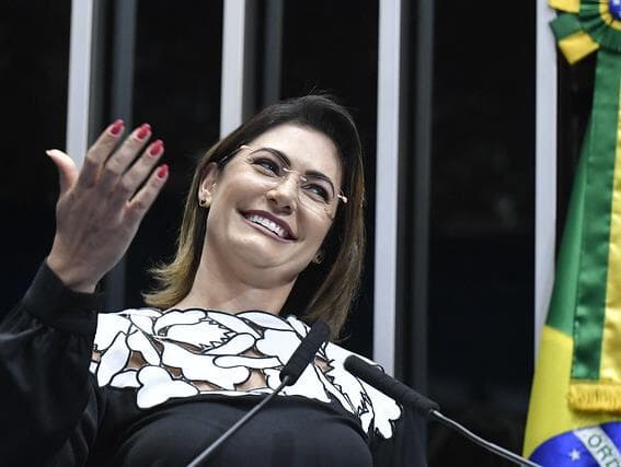 Michelle Bolsonaro dá "puxão de orelha" em Davi Alcolumbre e Mandetta. Veja o vídeo