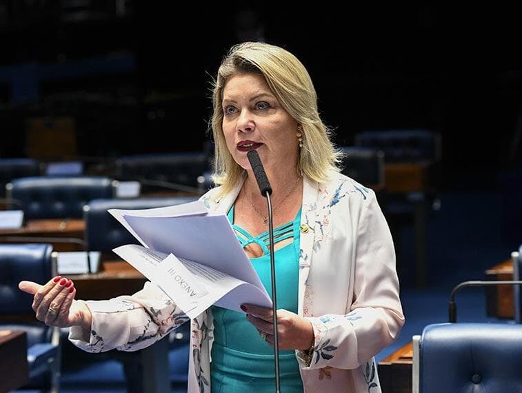 Justiça eleitoral cassa senadora do partido de Bolsonaro por caixa dois