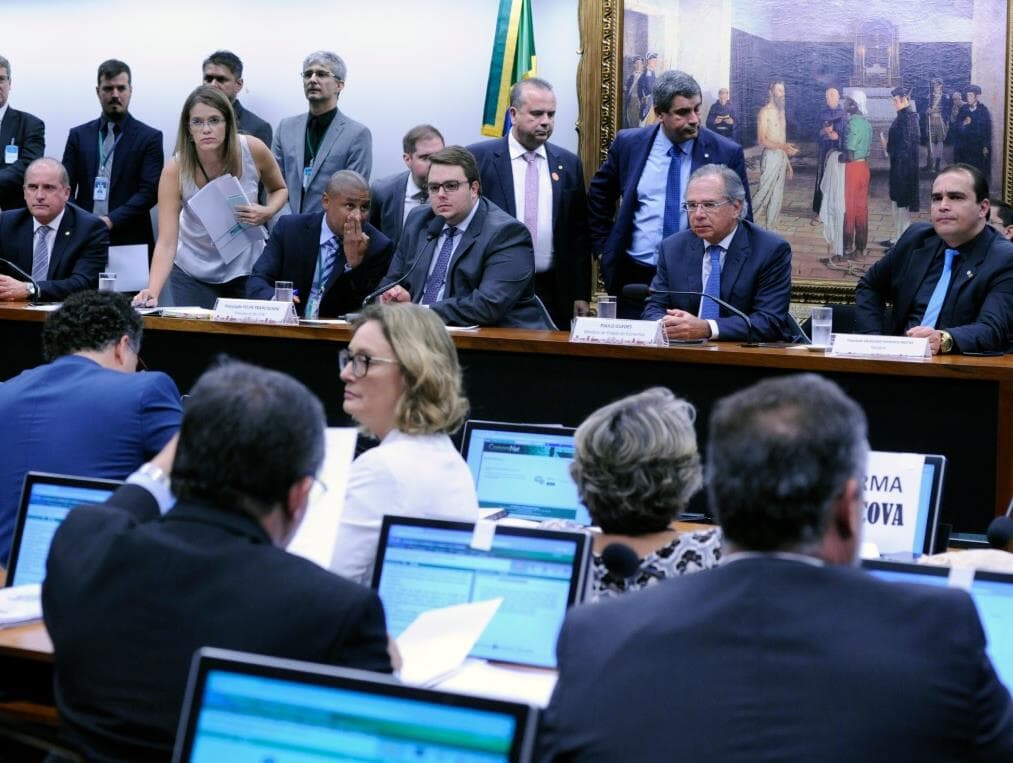 Oposição confronta relator e vai apresentar voto contra a reforma da Previdência na CCJ