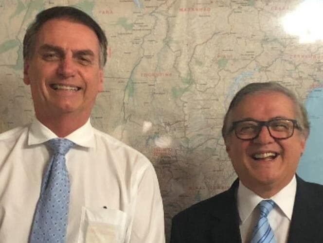 Bolsonaro indica saída de Vélez do Ministério da Educação e fim do horário de verão