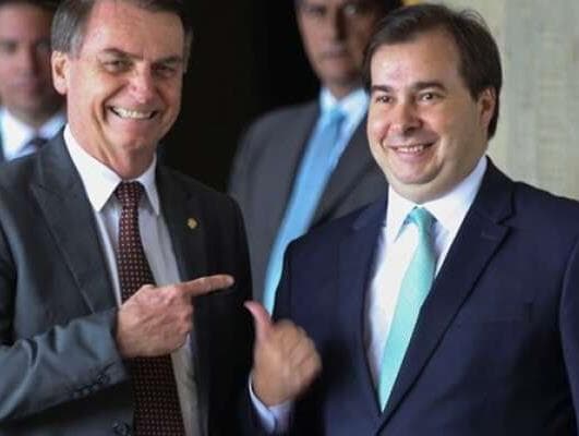 Bolsonaro compara crise na relação com Maia a namoro e diz que vai procurá-lo