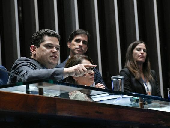 Alcolumbre critica "caça às bruxas", indica veto à CPI do Judiciário, e é acusado de "mudar de lado"