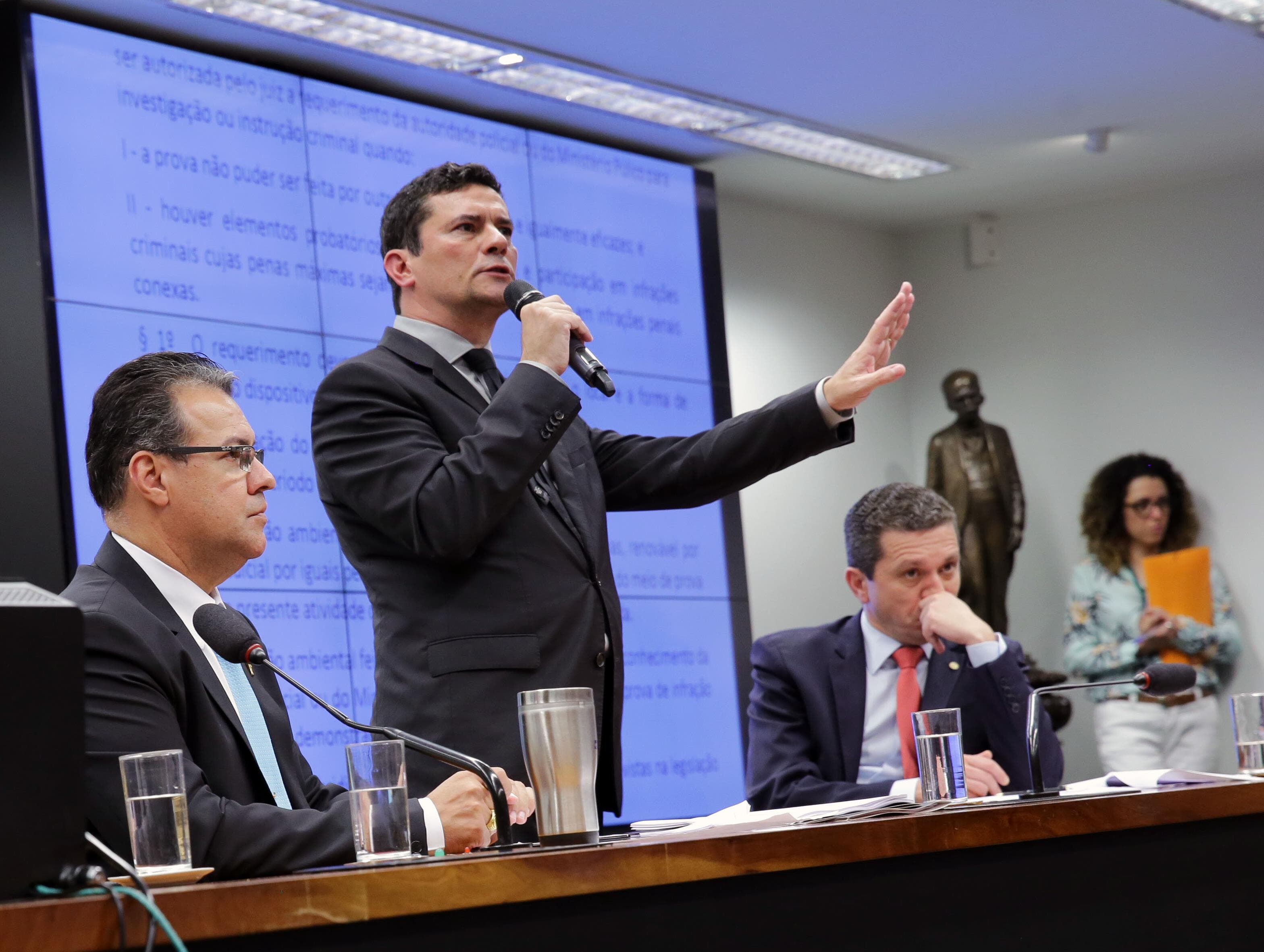 Bancada da bala pressiona Maia a votar pacote de Moro antes da Previdência