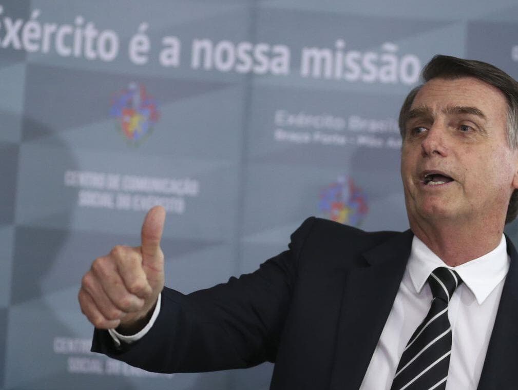 Bolsonaro diz a militares que "sacrifícios serão divididos entre todos"