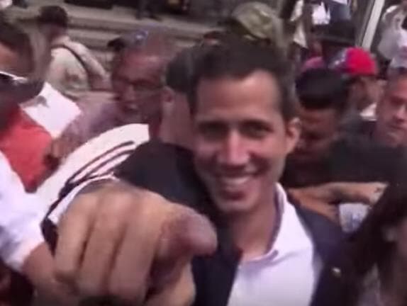 Guaidó volta à Venezuela nos braços de apoiadores e convoca manifestações para sábado