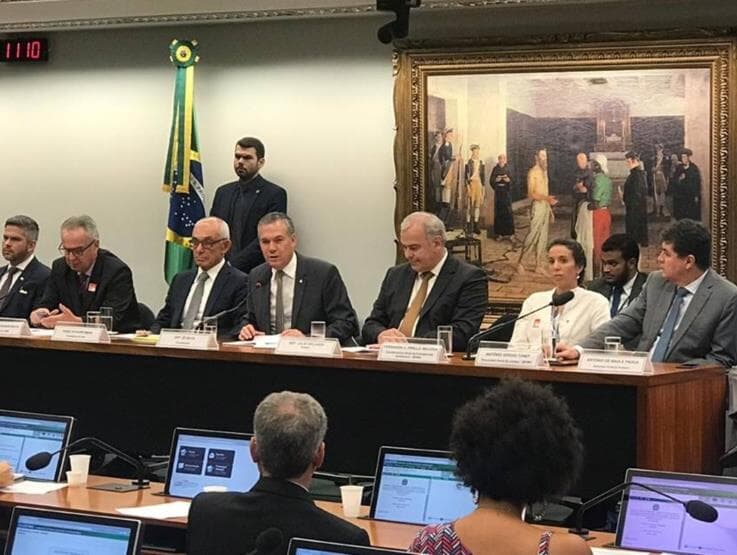 Deputados acusam senador mineiro de criar obstáculo às investigações sobre Brumadinho