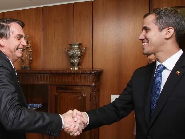 Bolsonaro recebe presidente autoproclamado da Venezuela e prega "democracia e eleições limpas"