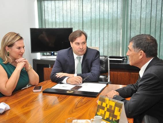 Maia e Alcolumbre tentam emplacar Joice Hasselmann na liderança do governo no Congresso