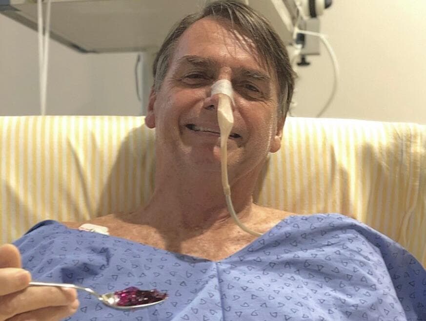 Bolsonaro comemora no Twitter "o prazer de voltar a comer"