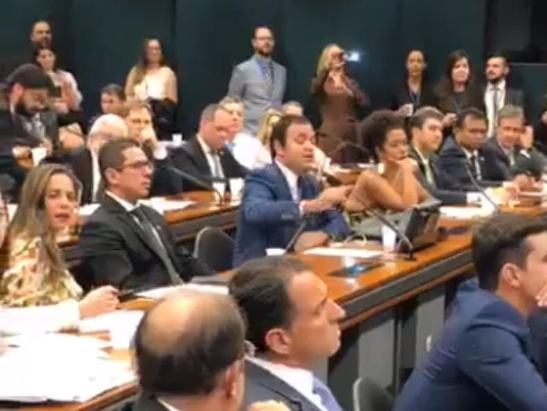 Moro faz apresentação de projeto de lei anticrime na Câmara e vê atrito entre deputados