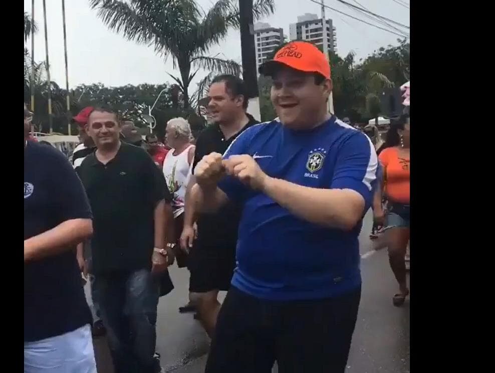 Alcolumbre dança ao ritmo de Daniela Mercury no carnaval. Vídeo viraliza nas redes sociais