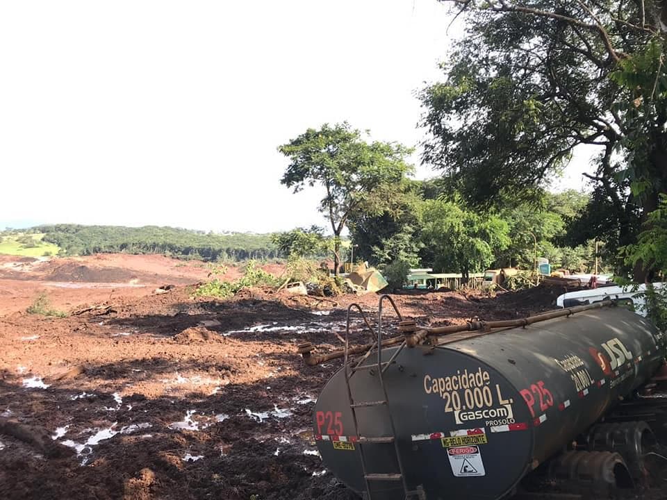 Buscas por vítimas são retomadas em Brumadinho após nove horas