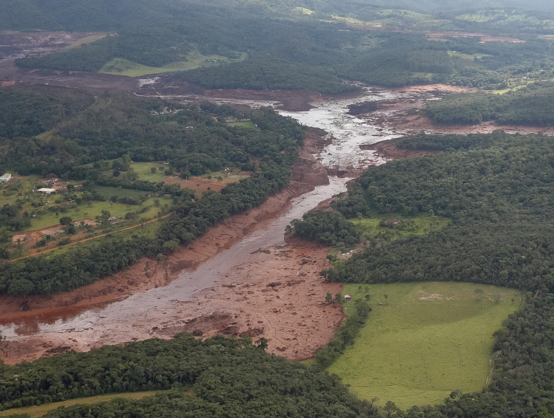 Bombeiros confirmam 34 mortos e 81 desabrigados em Brumadinho